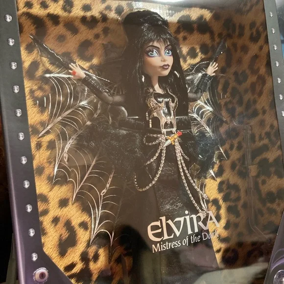 Monster High Doll Elvira Mistress of The Dark Collectible in Black Faux Leather - Picture 14 of 14